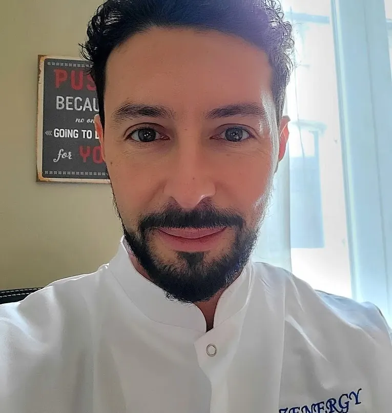 Fabien Boutamjine, praticien en médecine traditionnelle chinoise, en tunique du cabinet Zenergy